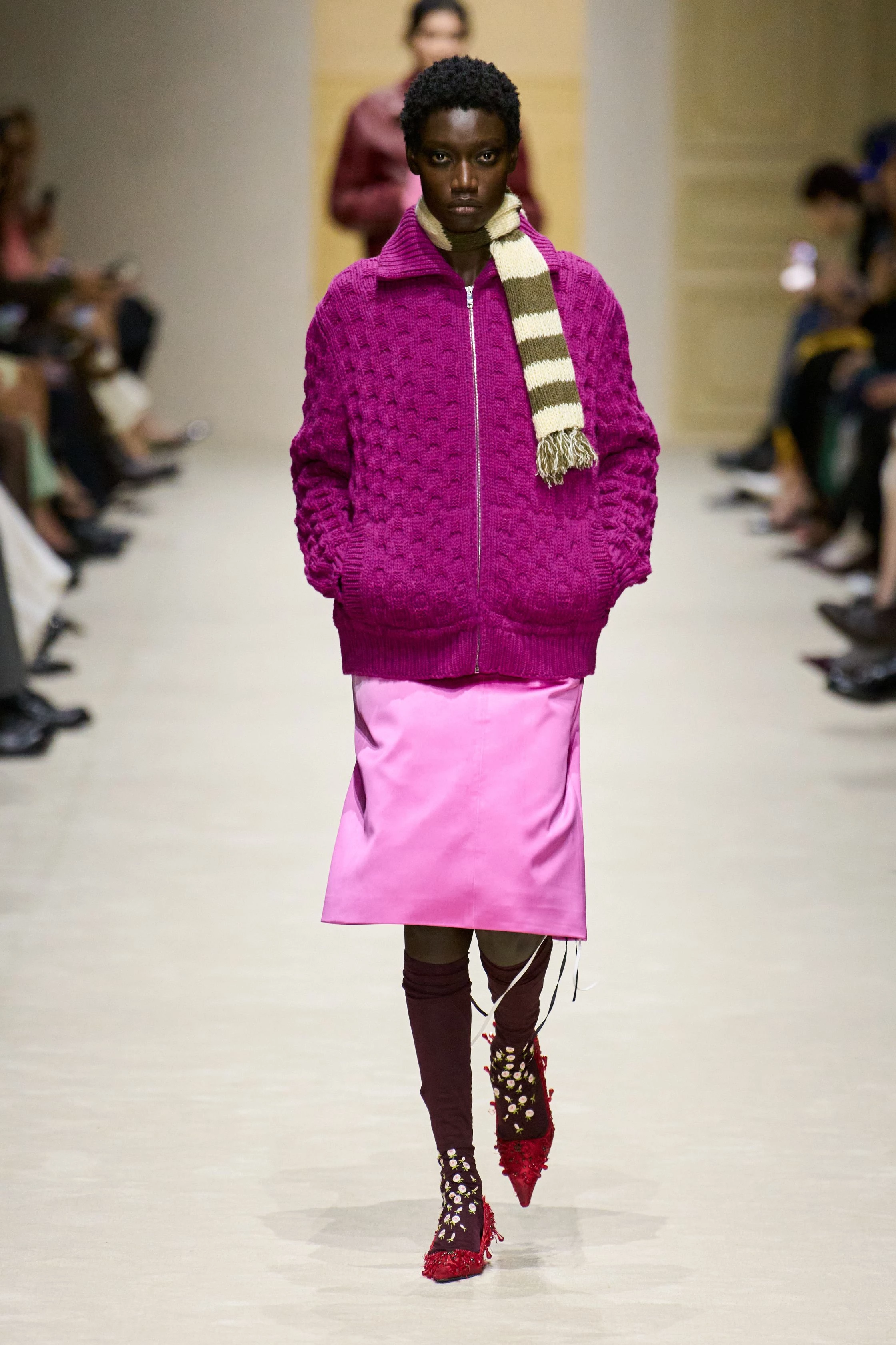 Prada вражає: 15 моделей демонструють 60 образів у багатошаровості осінньо-зимової колекції 2026/20276