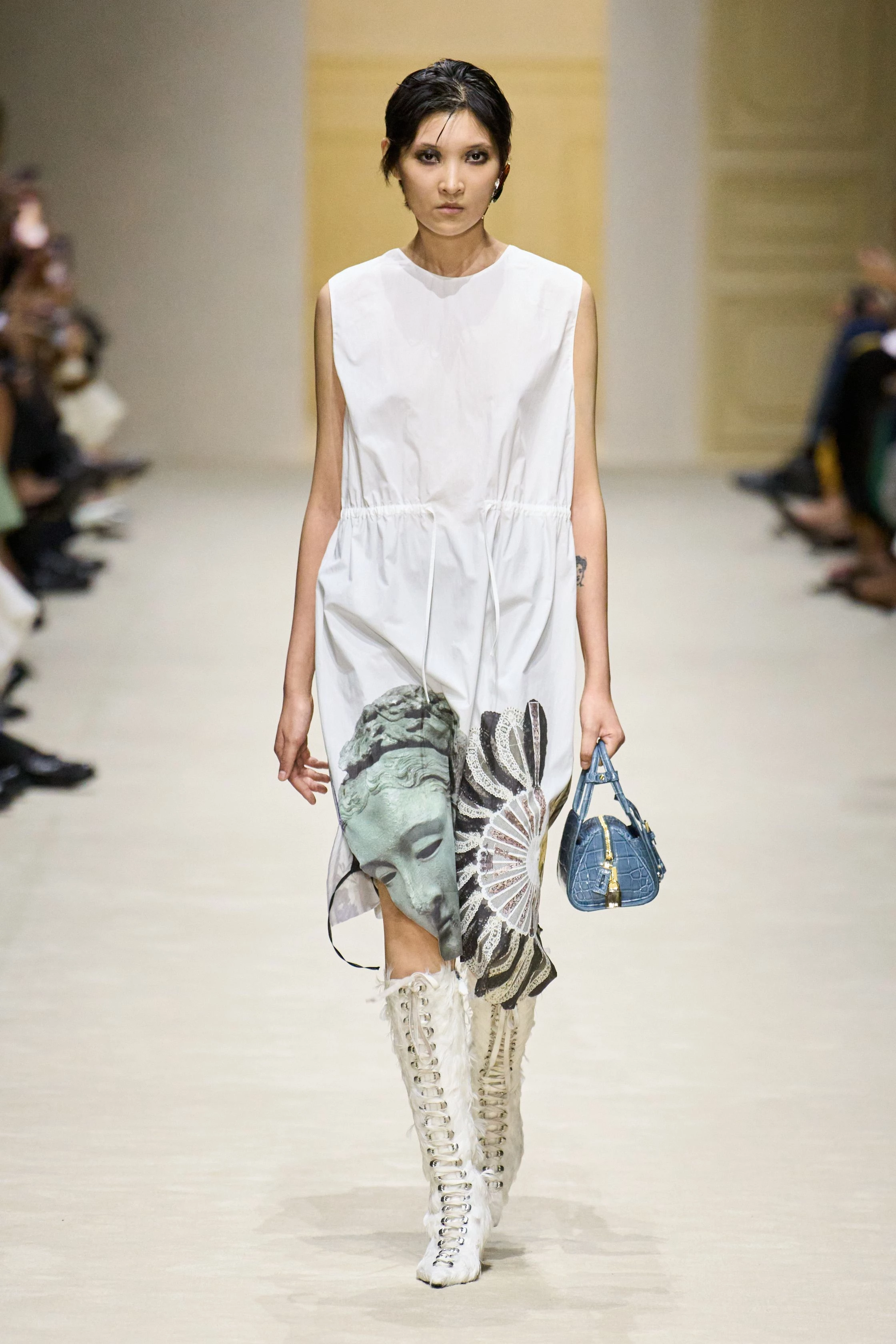 Prada вражає: 15 моделей демонструють 60 образів у багатошаровості осінньо-зимової колекції 2026/202721