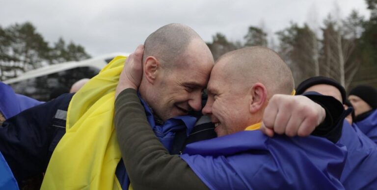 Звільнені герої: Як Україна повернула своїх захисників з полону 18 Звільнені герої: Як Україна повернула своїх захисників з полону 9