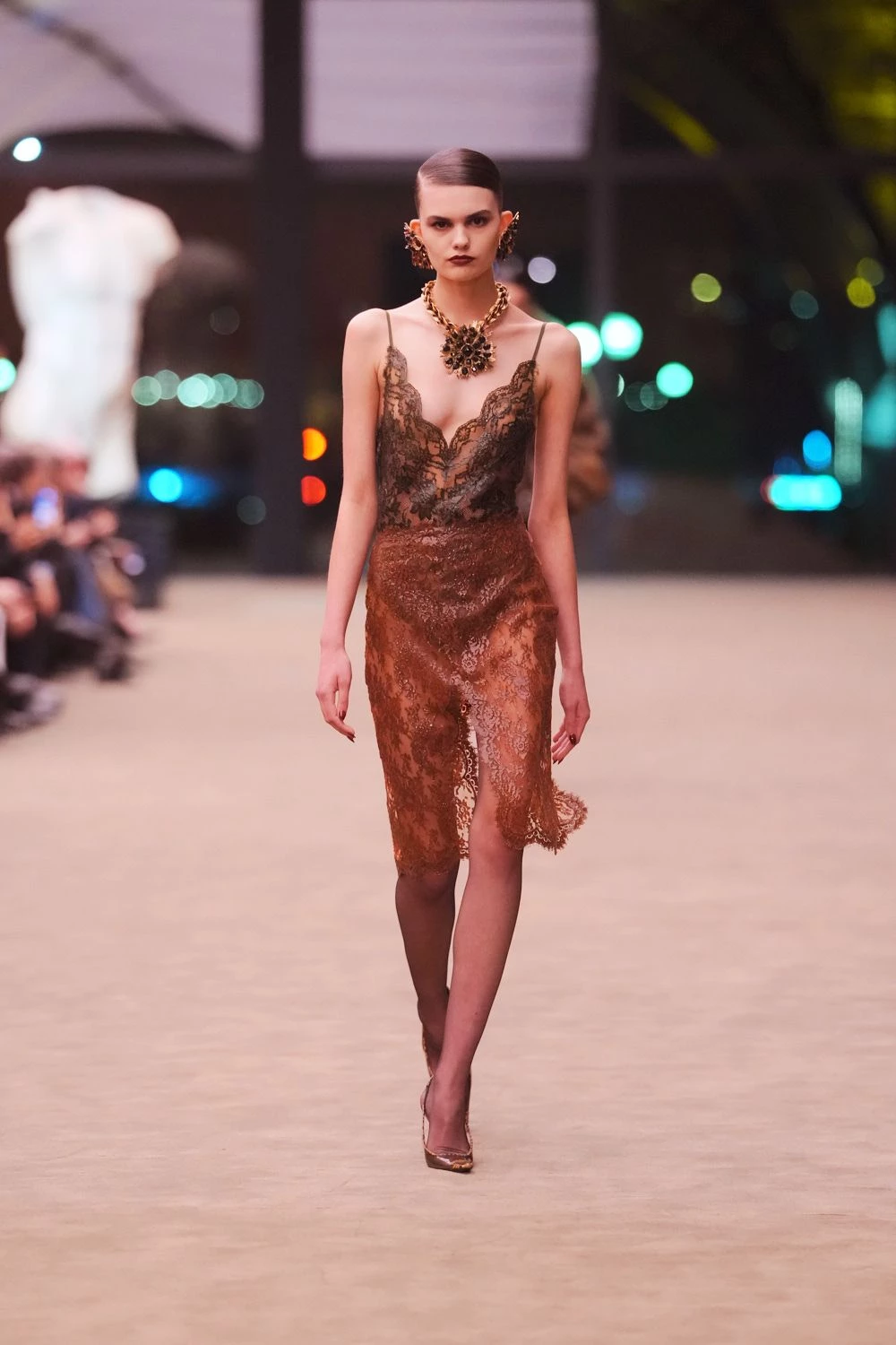 Saint Laurent розкриває сексуальність і строгість у колекції осінь-зима 2026/20271