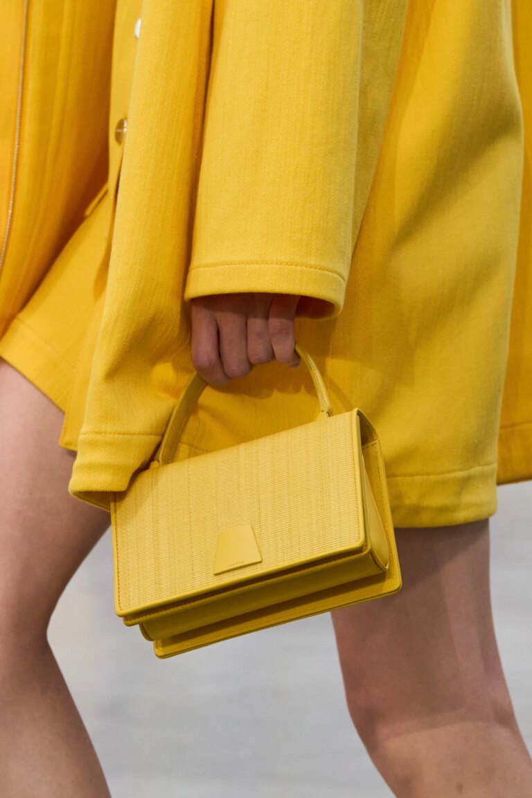 Жовта сумка: вибуховий тренд сезону, що підкорює вулиці модниць 5 Жовта сумка: вибуховий тренд сезону, що підкорює вулиці модниць 5