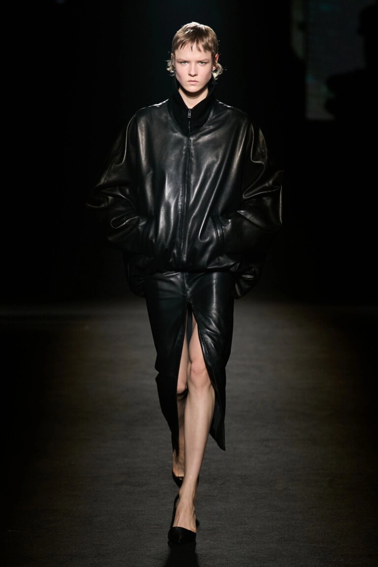 Українські моделі запалюють подіуми Парижа: топ-образи сезону осінь-зима 2026/2027 5 Українські моделі запалюють подіуми Парижа: топ-образи сезону осінь-зима 2026/2027 5