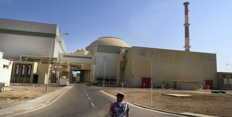 Іран: снаряд влучив неподалік АЕС "Бушер", подробиці з'ясовують 29 Іран: снаряд влучив неподалік АЕС "Бушер", подробиці з'ясовують 15