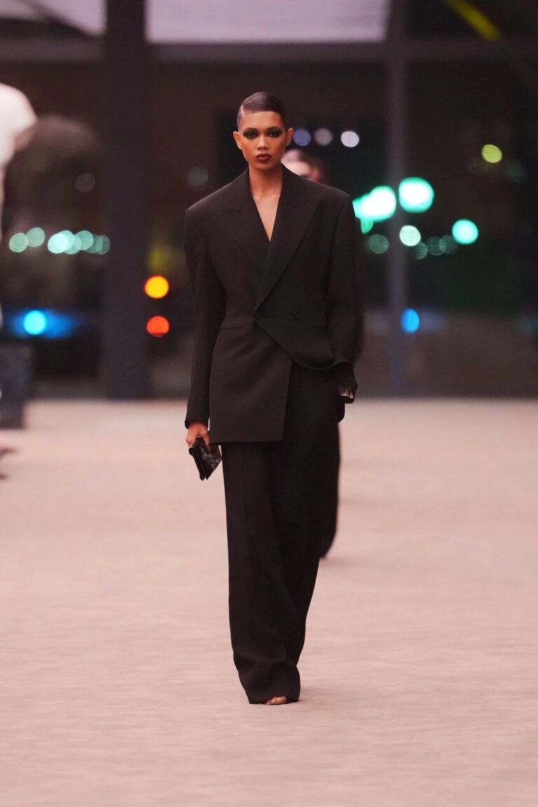 Saint Laurent розкриває сексуальність і строгість у колекції осінь-зима 2026/2027 9 Saint Laurent розкриває сексуальність і строгість у колекції осінь-зима 2026/2027 9