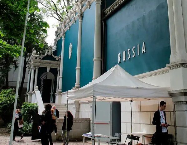 Скандал у Венеції: родичі Лаврова та глави “Ростеха” організували бієнале