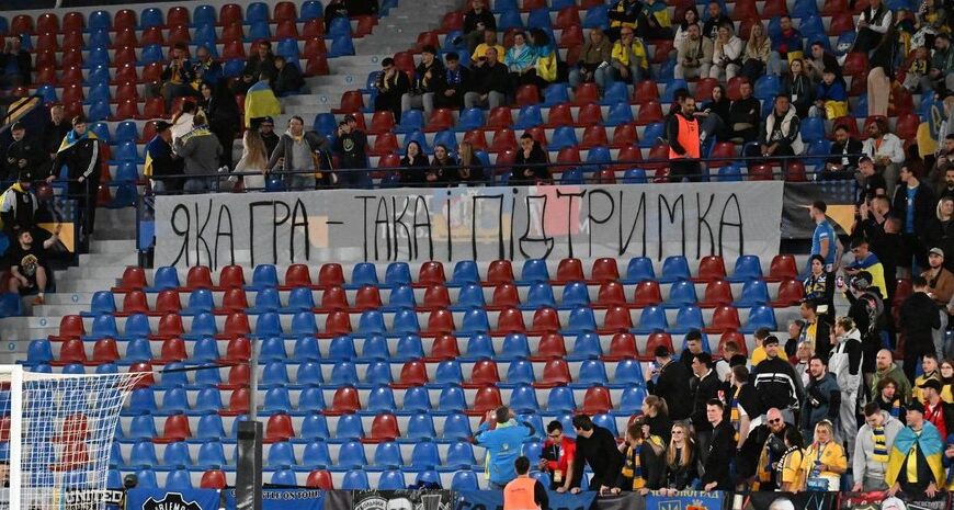 Збірна України: фанати висловили невдоволення якістю гри банером на матчі&hellip;