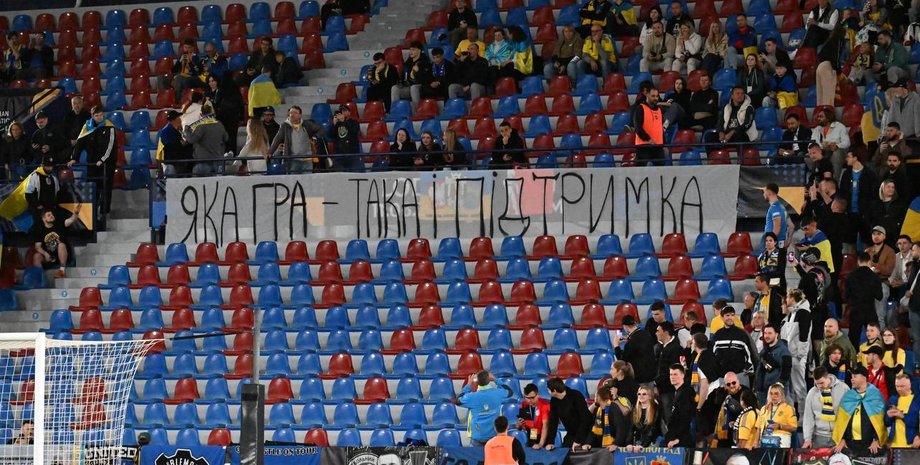 Збірна України: фанати висловили невдоволення якістю гри банером на матчі з Албанією