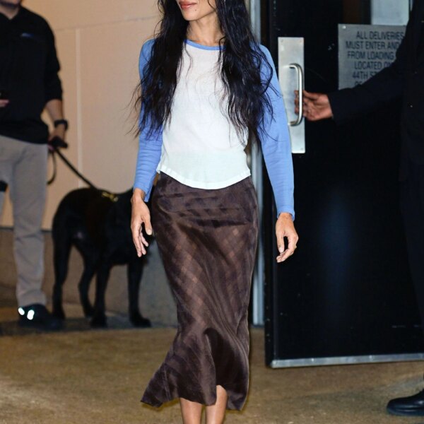 Спідниця-сліп: повернення тренду 90-х та вибір ікон стилю цієї весни