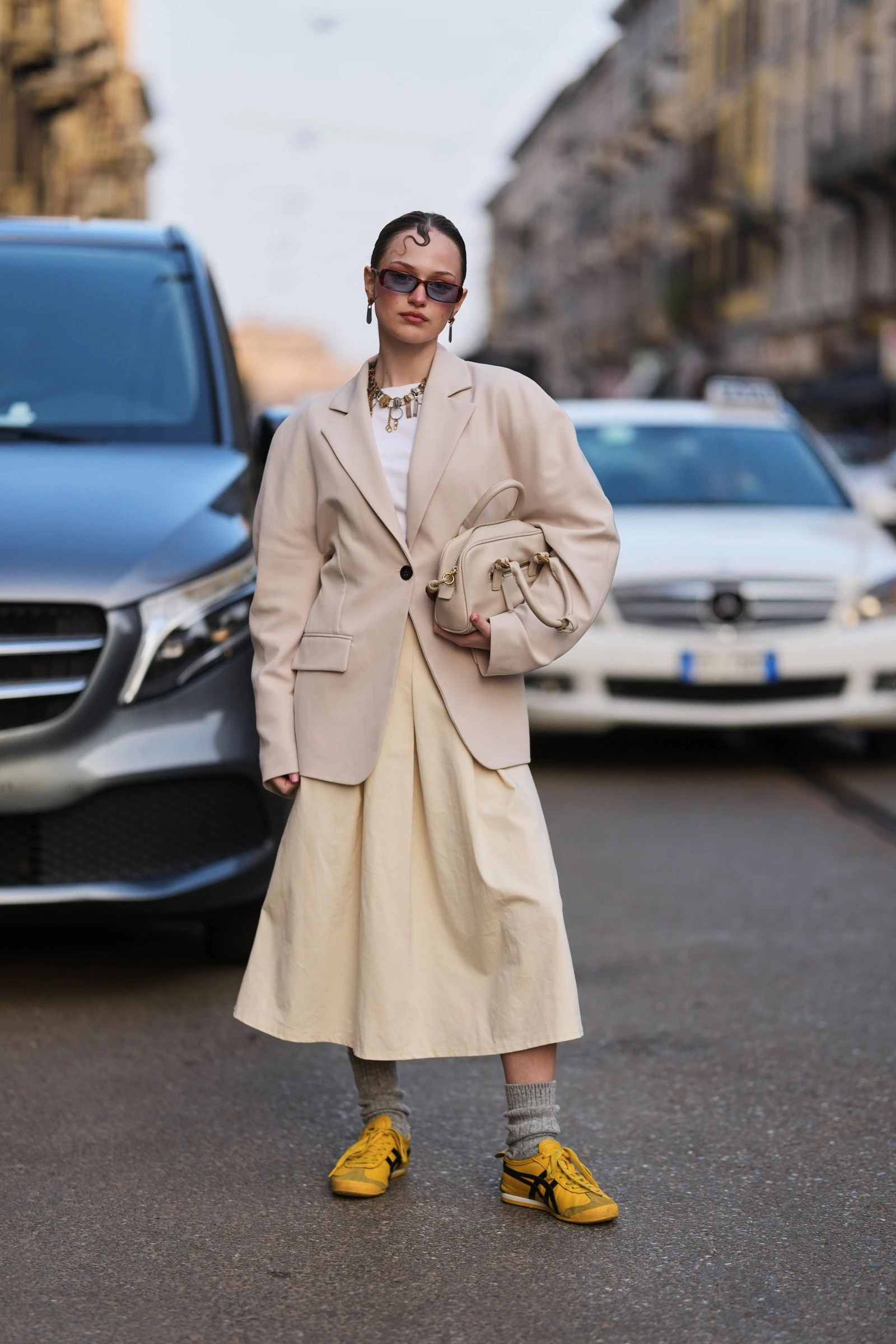 Весняний шик 2026: опануй тренд спідниці з кросівками та шкарпетками3