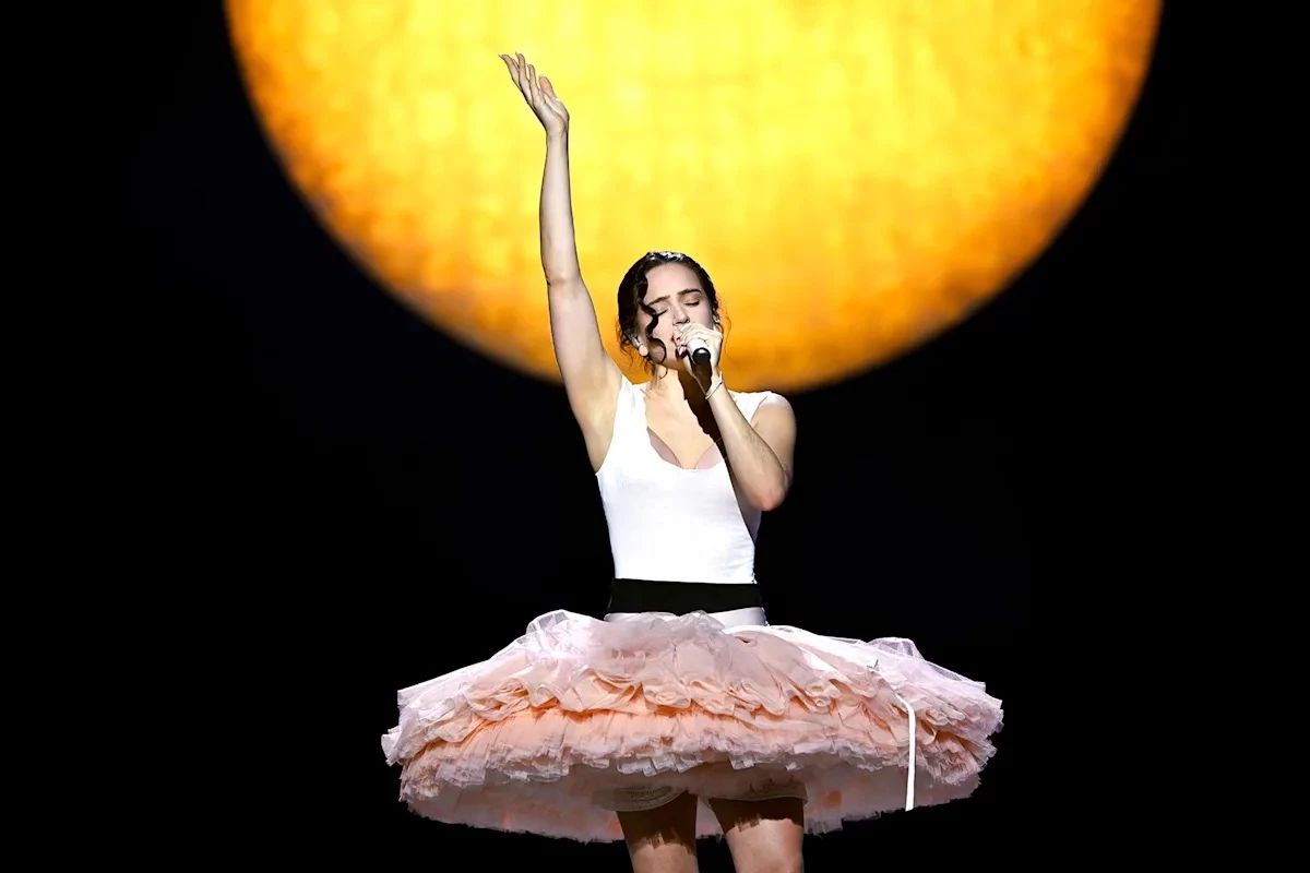 Розалія підкорює світ: обираємо найяскравіші образи з туру LUX1