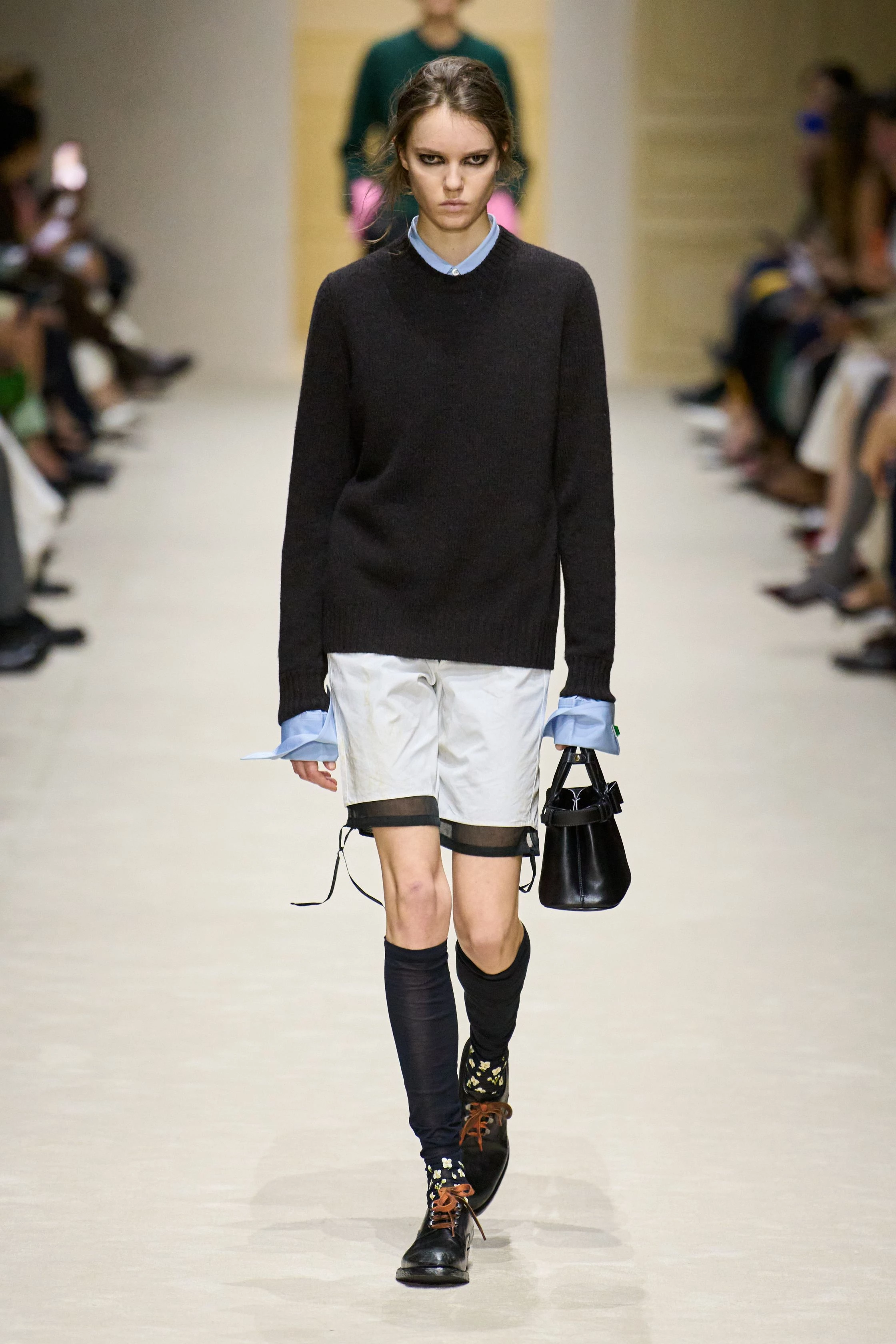 Prada вражає: 15 моделей демонструють 60 образів у багатошаровості осінньо-зимової колекції 2026/202715