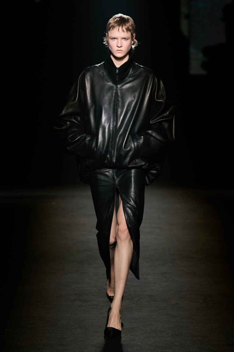 Тиждень моди в Парижі: Balenciaga, LOEWE та Viktoria Beckham представили найсміливіші колекції сезону 8 Тиждень моди в Парижі: Balenciaga, LOEWE та Viktoria Beckham представили найсміливіші колекції сезону 8