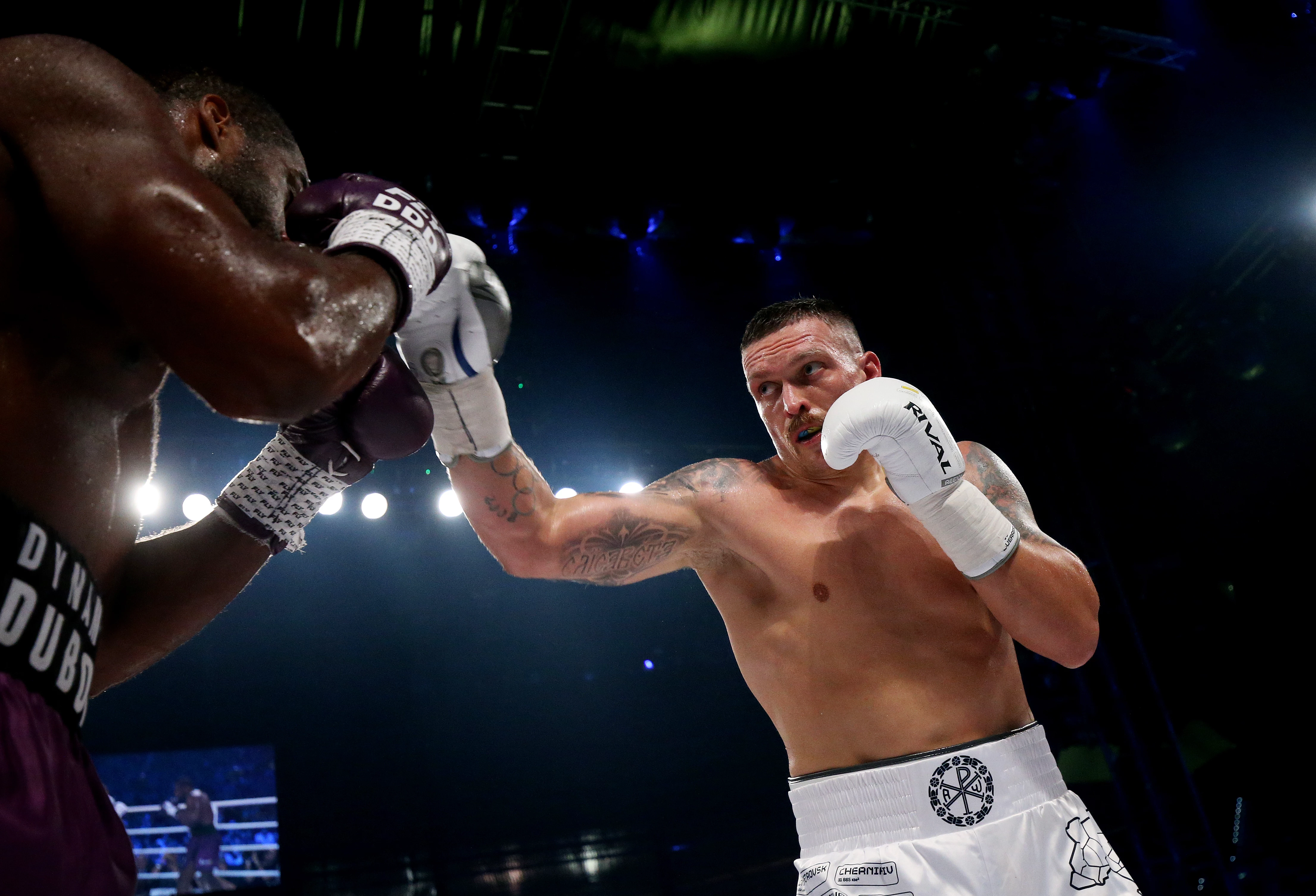 Олександр Усик завдає удару Даніелю Дюбуа під час бою у надважкій вазі на стадіоні Stadion Wroclaw. Вроцлав, Польща, 26 серпня 2023 року16