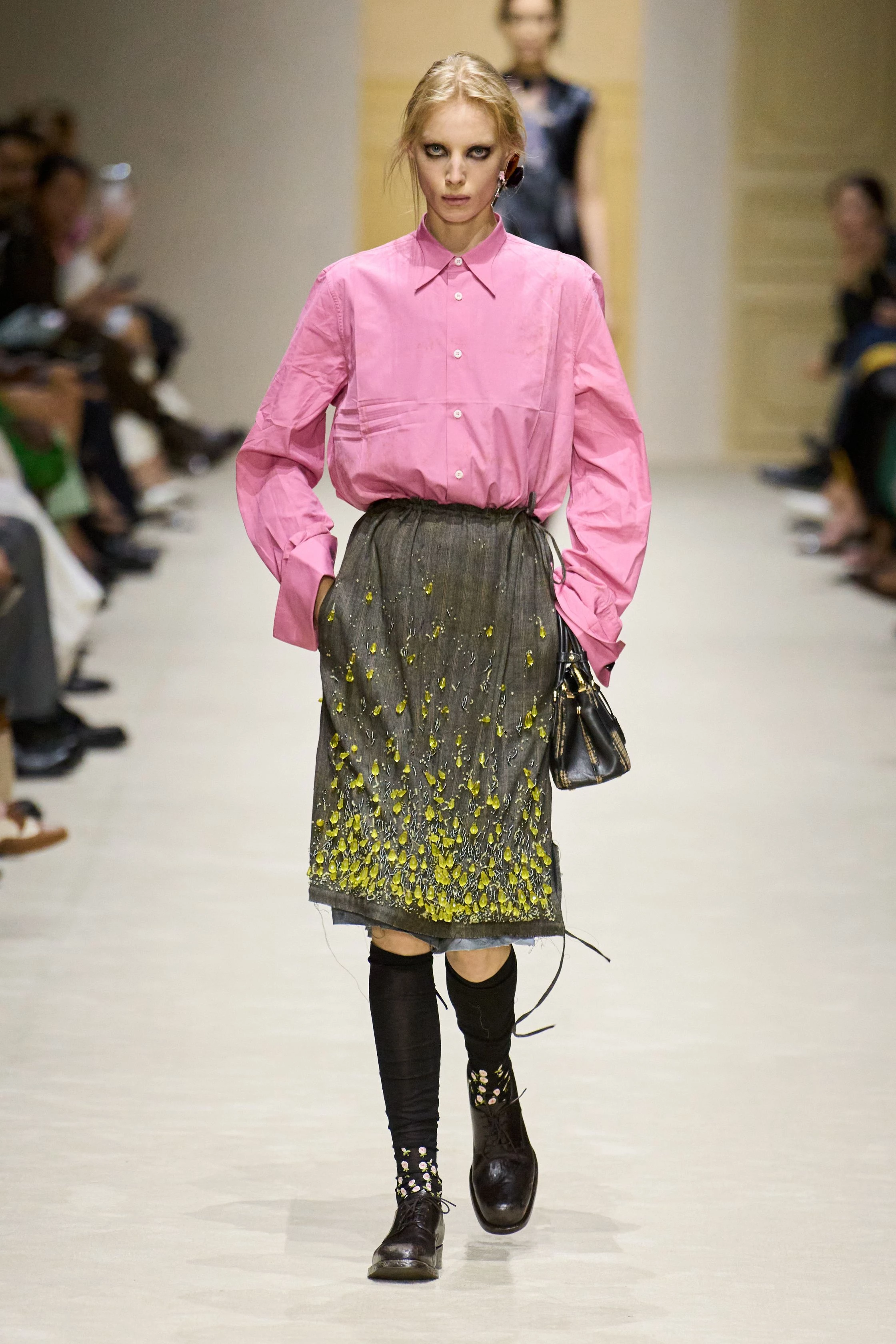 Prada вражає: 15 моделей демонструють 60 образів у багатошаровості осінньо-зимової колекції 2026/202716