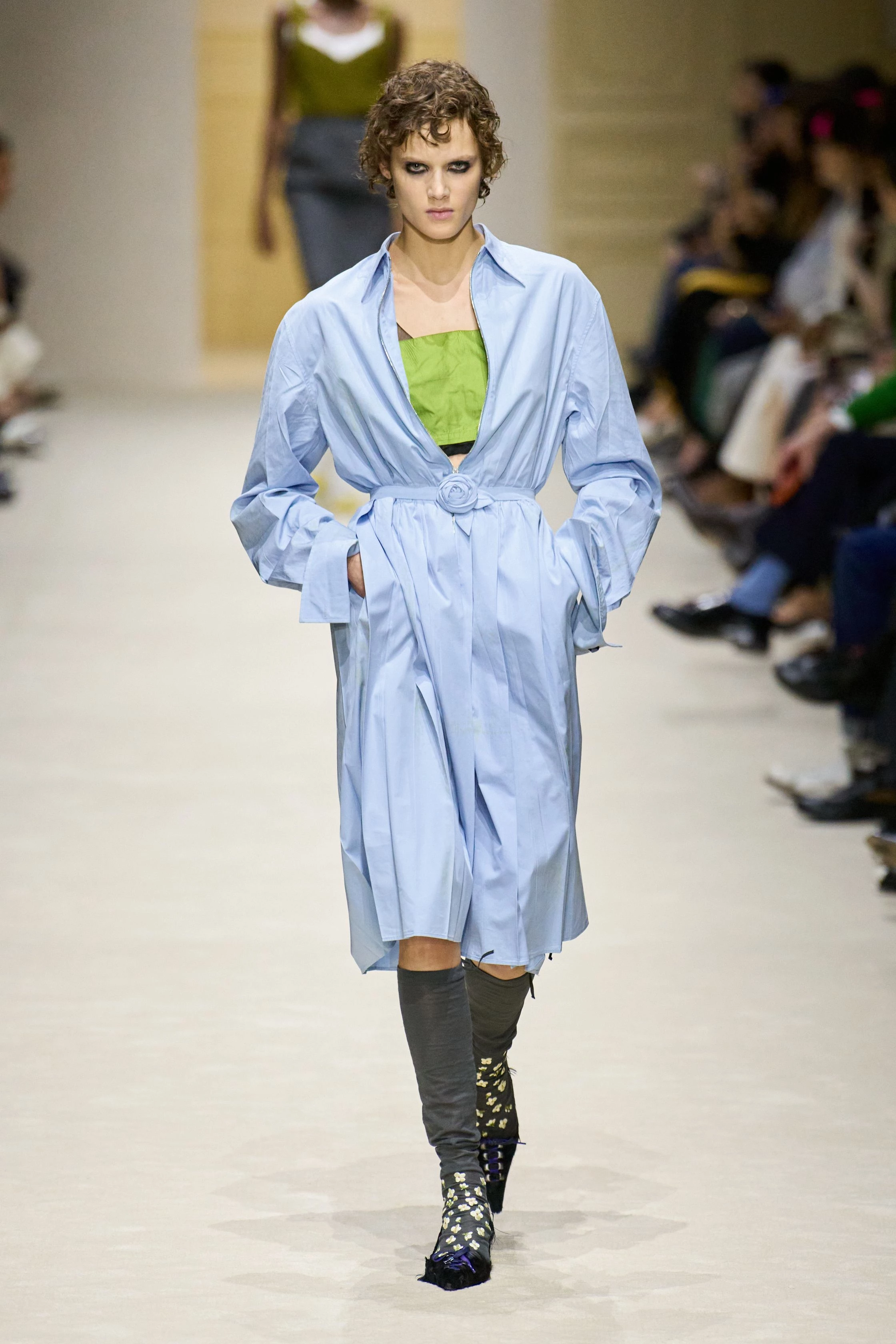 Prada вражає: 15 моделей демонструють 60 образів у багатошаровості осінньо-зимової колекції 2026/202719