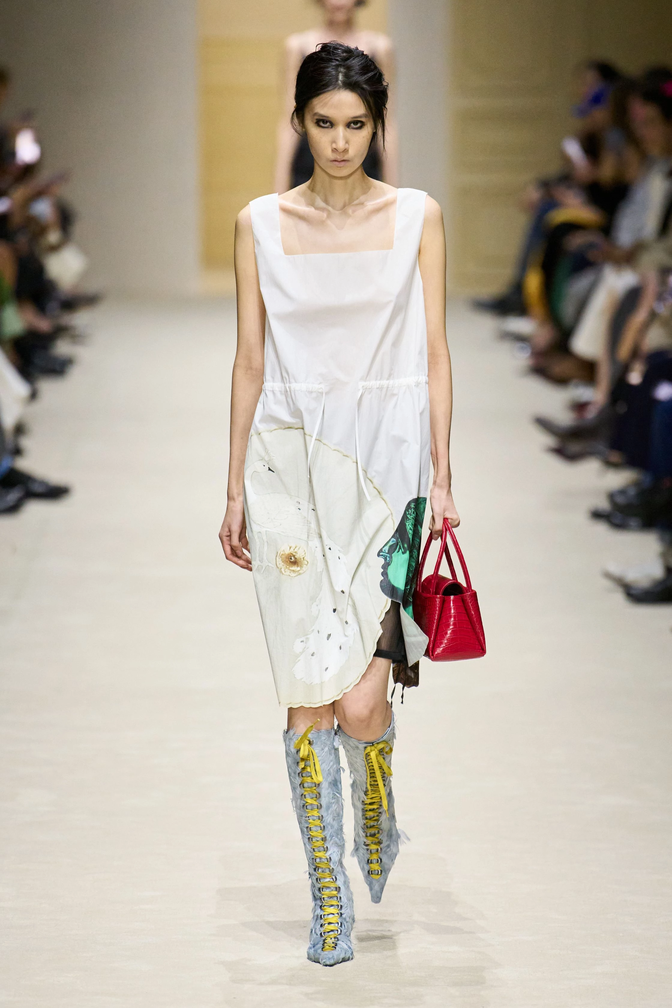 Prada вражає: 15 моделей демонструють 60 образів у багатошаровості осінньо-зимової колекції 2026/202720