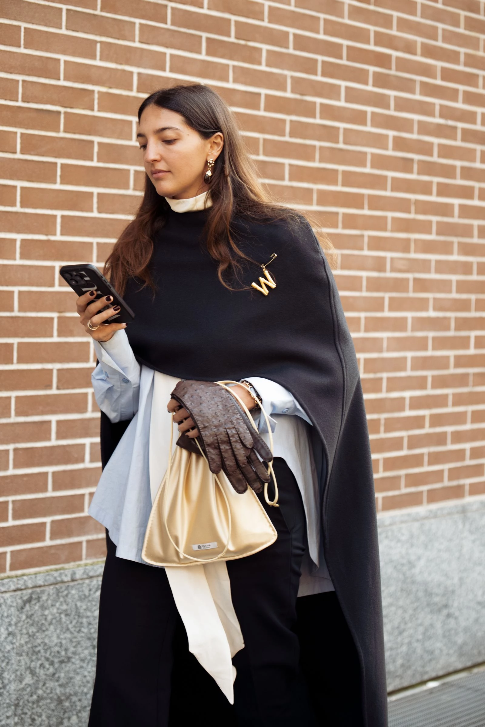 Сумка-мішок захоплює сезон: як зустріти весну 2026 з головним аксесуаром 7 Сумка-мішок захоплює сезон: як зустріти весну 2026 з головним аксесуаром1