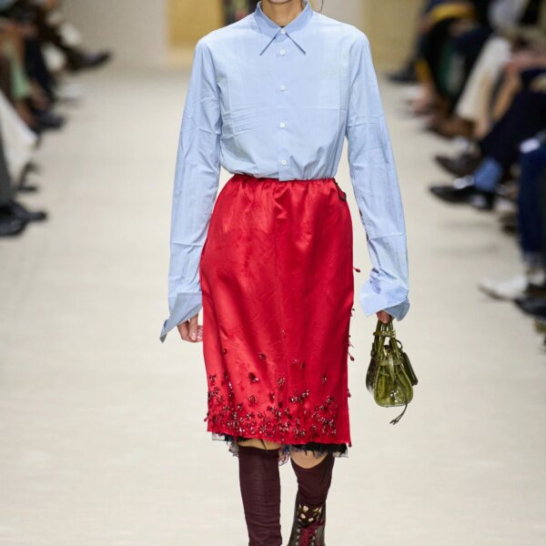 Блакитний і червоний: трендовий дует, що освіжить твій стиль