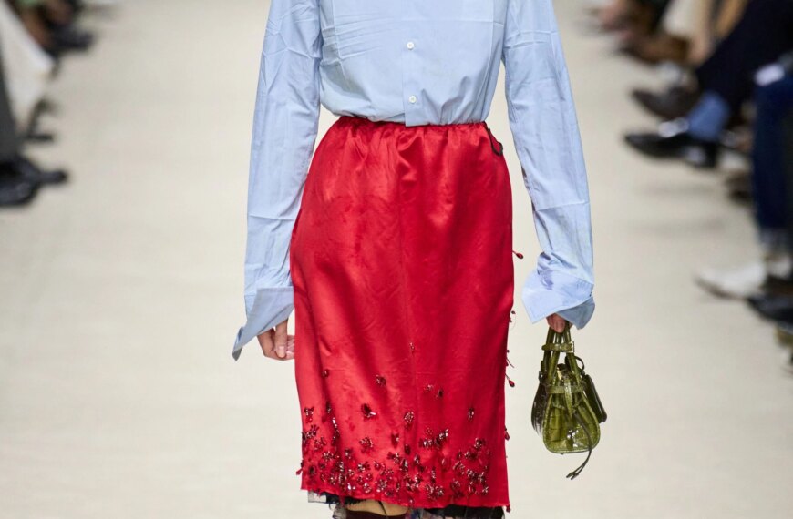 Блакитний і червоний: трендовий дует, що освіжить твій стиль