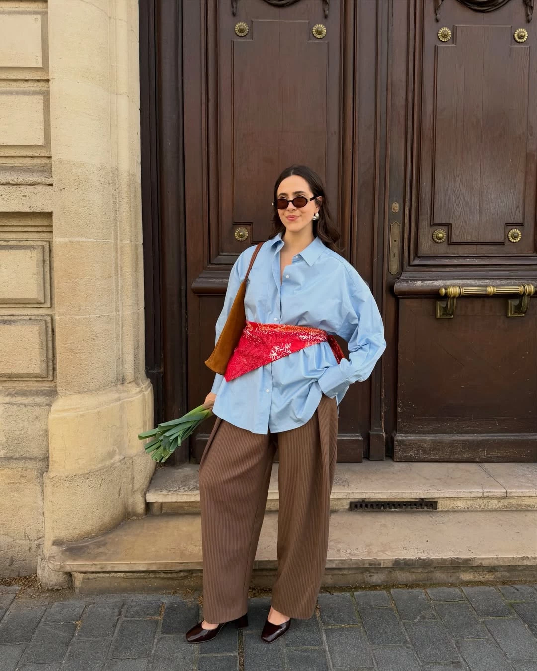 4 стильні способи поєднати блакитну сорочку з штанами цієї весни та літа 2026