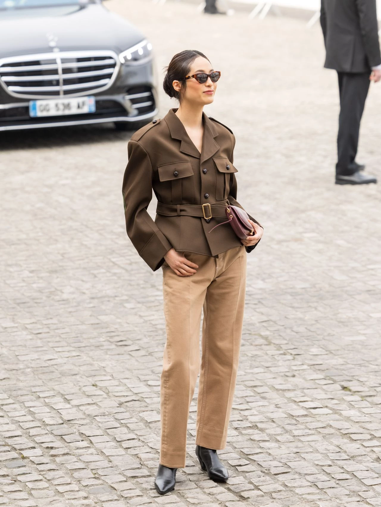 Створюємо весняний стиль 2026: бежеві штани у найтрендовіших образах