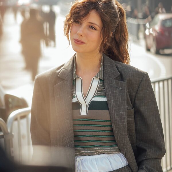 Сірий жакет: Сміливий вибір замість звичного чорного блейзера