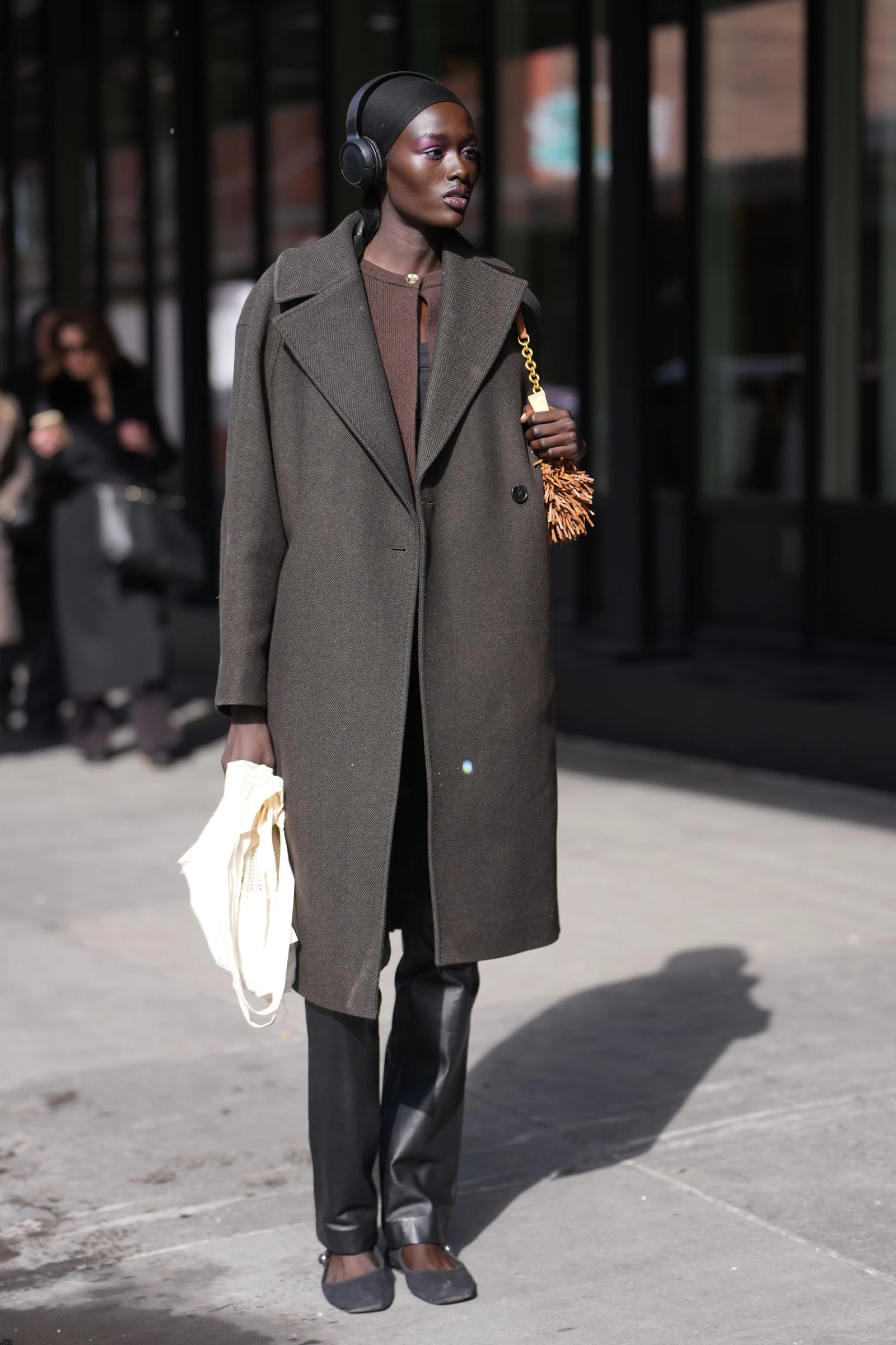 Балетки та прямі штани: 5 стильних образів для тренду 2026 року5