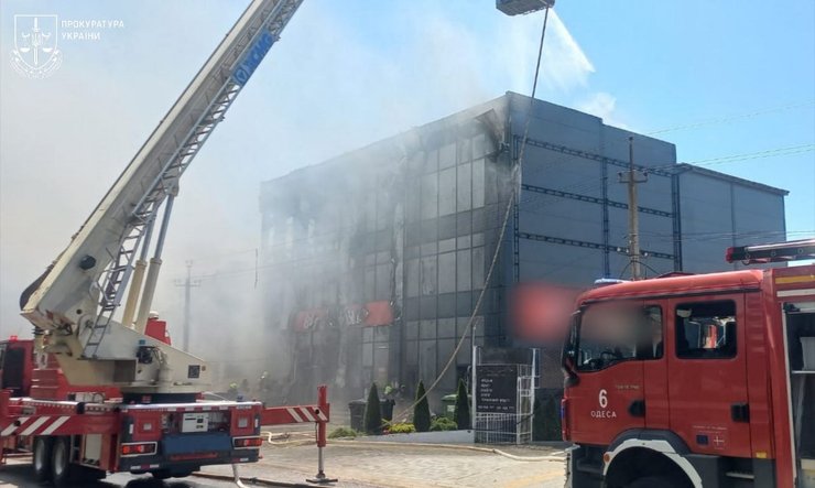 Одеський район у вогні: Російські загарбники спалили магазини та автівки, є поранені діти 5 Одеський район у вогні: Російські загарбники спалили магазини та автівки, є поранені діти 5