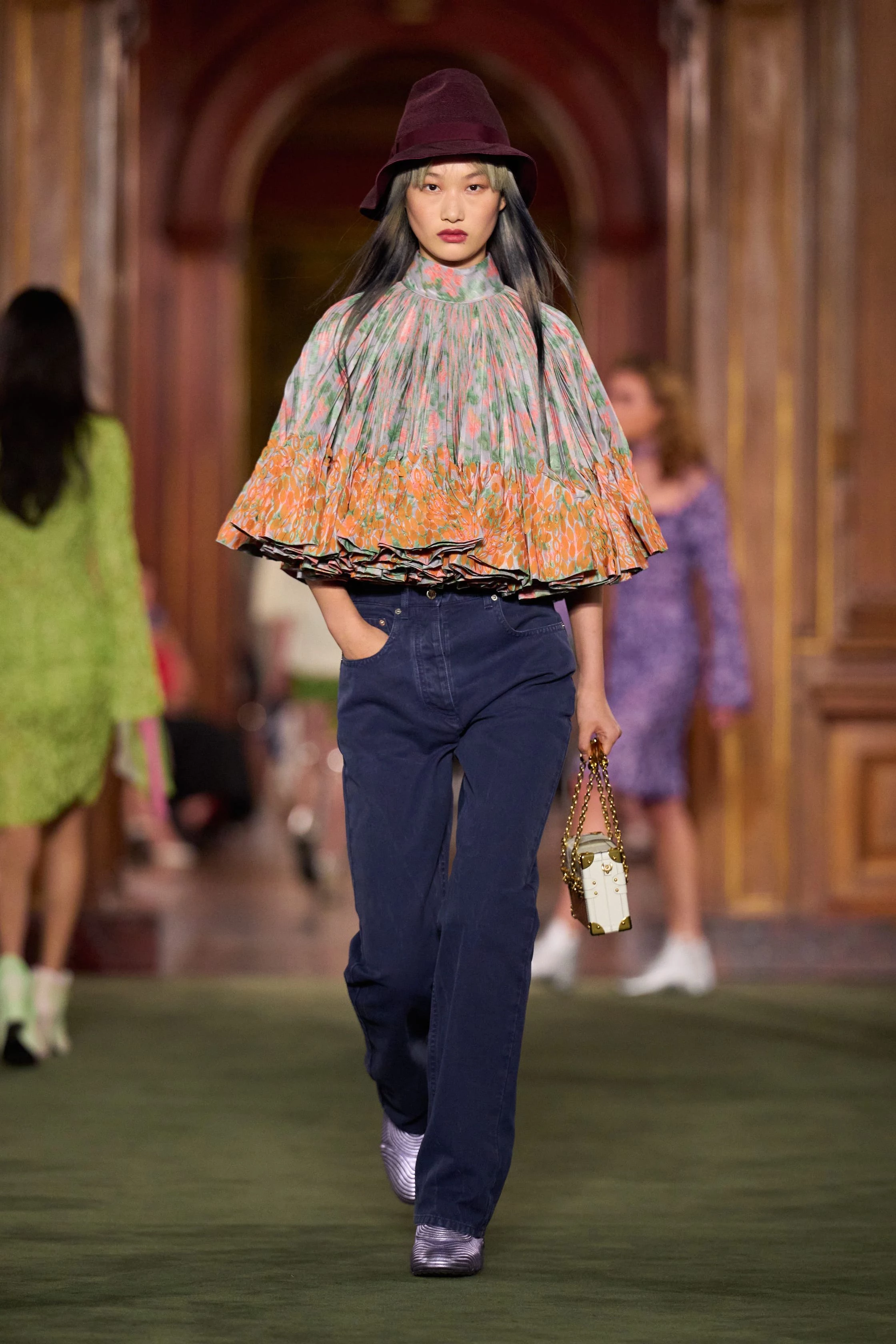 Louis Vuitton Cruise 2027: найяскравіші тренди нової колекції 15 Louis Vuitton Cruise 2027: найяскравіші тренди нової колекції5