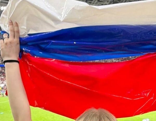 Російський прапор із пакетів майорів…