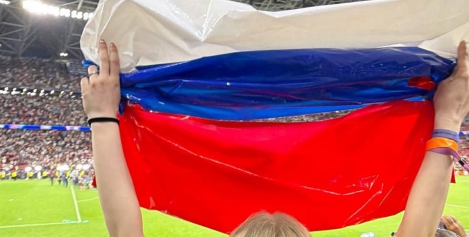 Російський прапор із пакетів майорів на матчі ПСЖ – Арсенал 4 Російський прапор із пакетів майорів на матчі ПСЖ – Арсенал 4