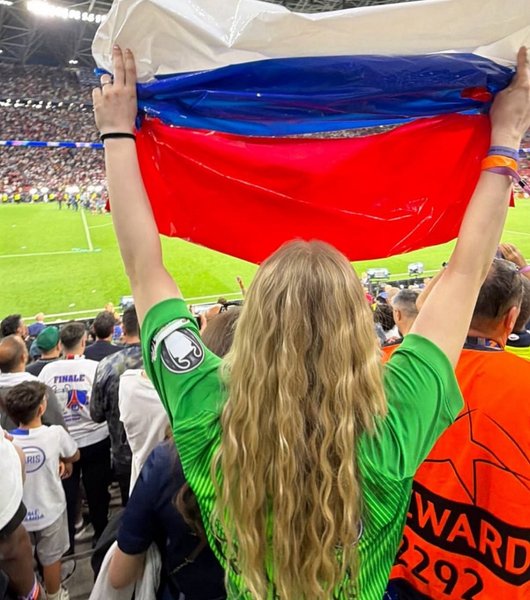 Російський прапор із пакетів майорів на матчі ПСЖ – Арсенал 5 Російський прапор із пакетів майорів на матчі ПСЖ – Арсенал 5