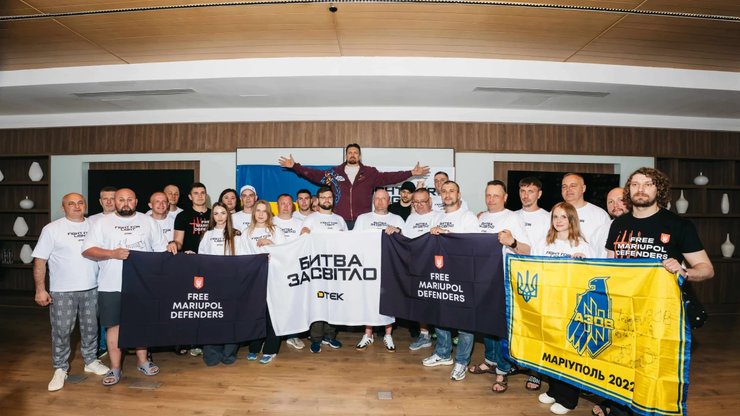 Усик провів зустріч з ветеранами-енергетиками ДТЕК перед боєм у Каїрі 4 Усик провів зустріч з ветеранами-енергетиками ДТЕК перед боєм у Каїрі 4