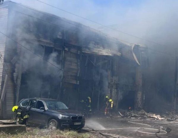 Головна 63 Одеський район у вогні: Російські загарбники спалили магазини та автівки,…