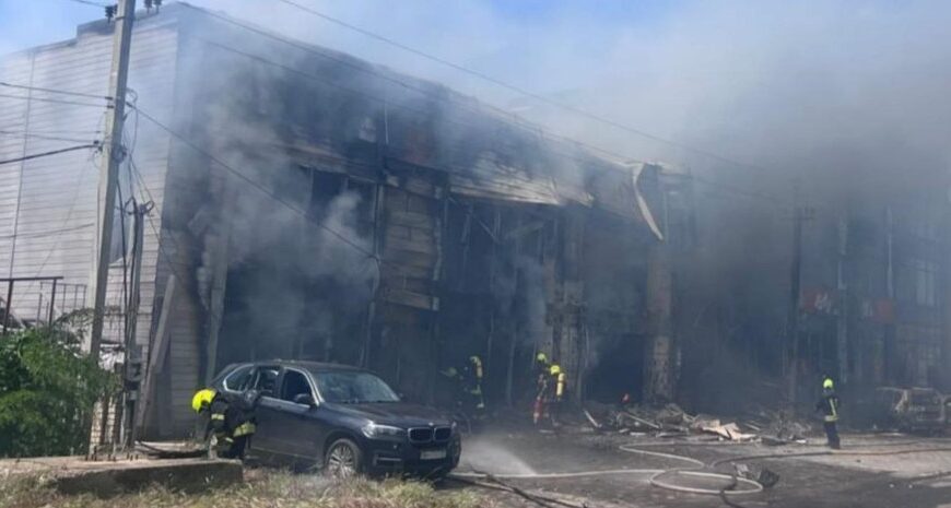 Головна 83 Одеський район у вогні: Російські загарбники спалили магазини та автівки, є поранені діти
