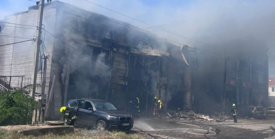 Одеський район у вогні: Російські загарбники спалили магазини та автівки, є поранені діти 4 Одеський район у вогні: Російські загарбники спалили магазини та автівки, є поранені діти 4