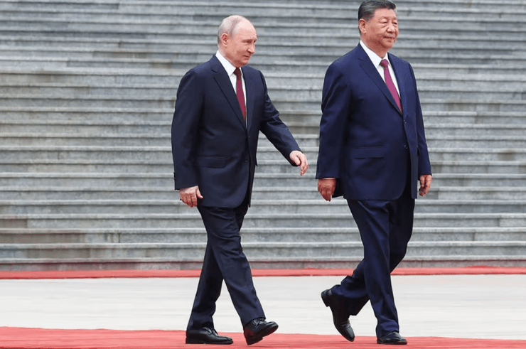 Путін на зустрічі з Сі Цзіньпіном: дивне взуття та помітні проблеми з ходою (фото) 4