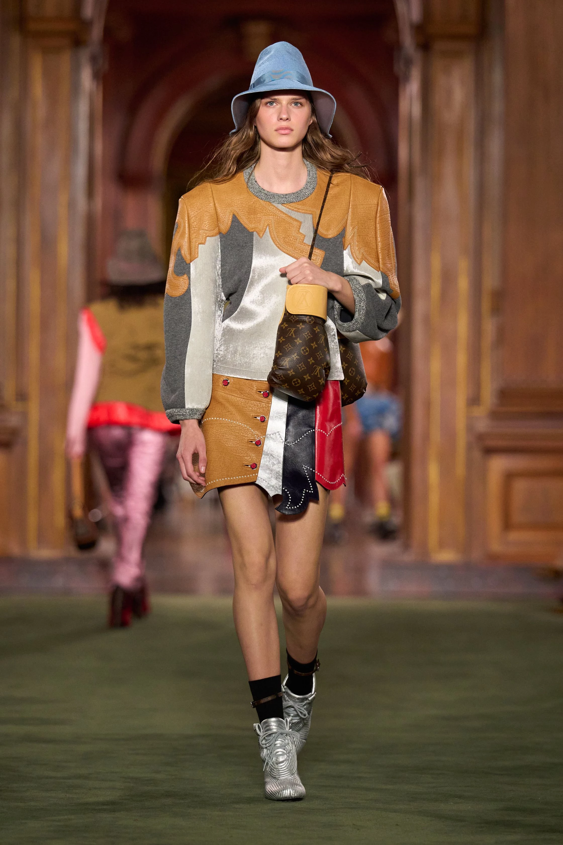 Louis Vuitton Cruise 2027: найяскравіші тренди нової колекції 13 Louis Vuitton Cruise 2027: найяскравіші тренди нової колекції3