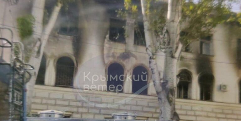 Пожежа охопила штаб ЧФ РФ у Севастополі: вибито вікна після потужного удару 22