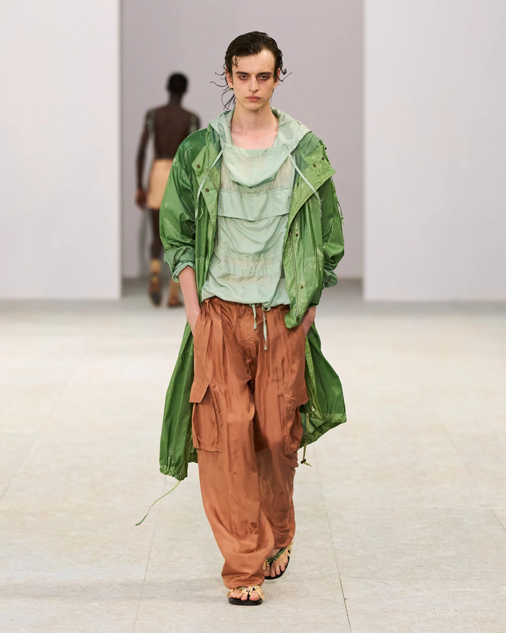 Dries Van Noten вражає: шовк, прозорість та балетки у чоловічій колекції літа 202711