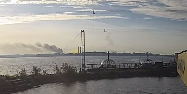 Над Кронштадтом лунають вибухи: пожежа охопила морський порт 12