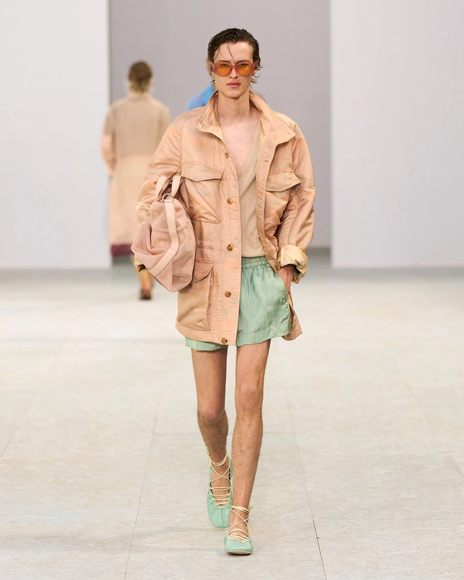 Dries Van Noten вражає: шовк, прозорість та балетки у чоловічій колекції літа 20275