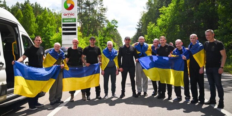 Україна визволила 7 цивільних українців з полону РФ: зворушливі кадри повернення 21 Україна визволила 7 цивільних українців з полону РФ: зворушливі кадри повернення 21