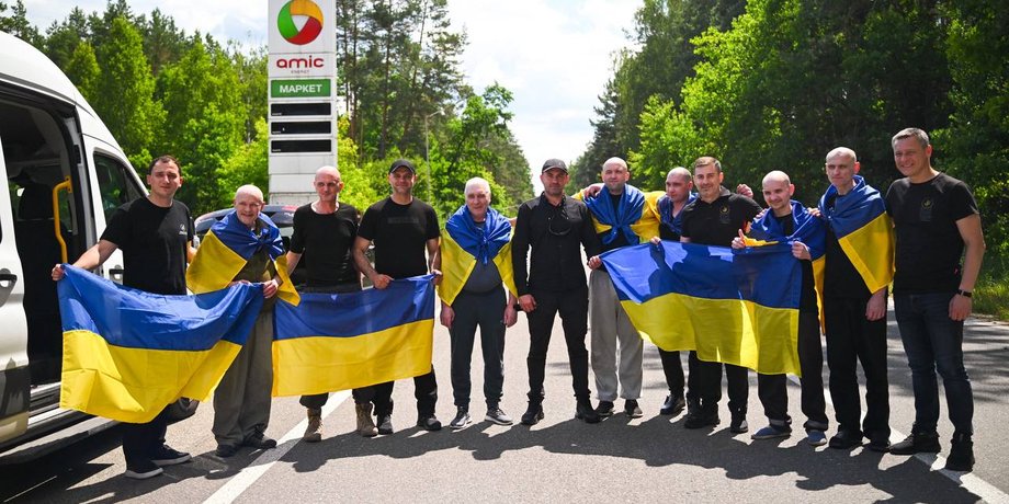 Україна визволила 7 цивільних українців з полону РФ: зворушливі кадри повернення