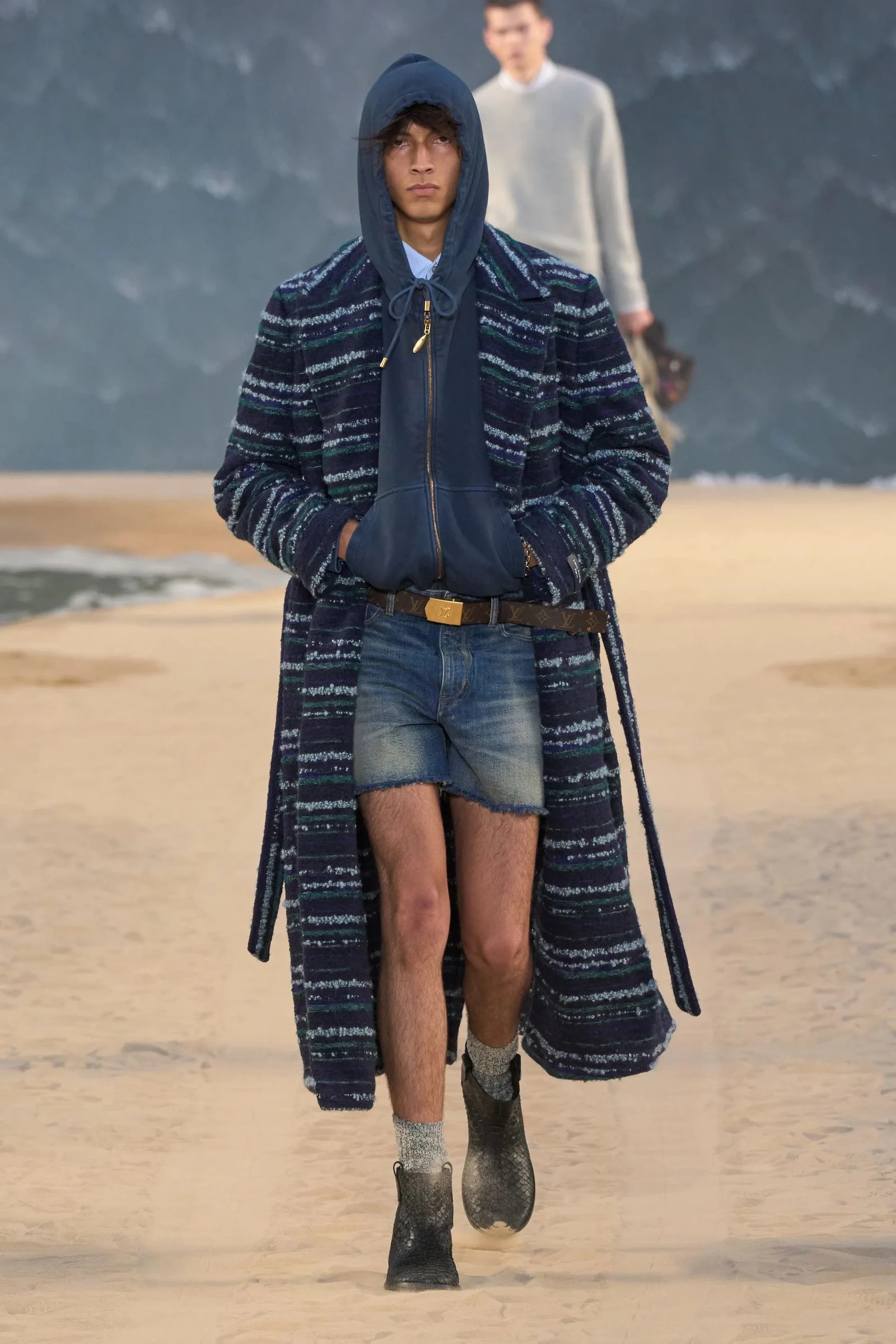 Louis Vuitton вражає: гігантська хвиля, серфери та кросівки, що підкорюють модний світ1