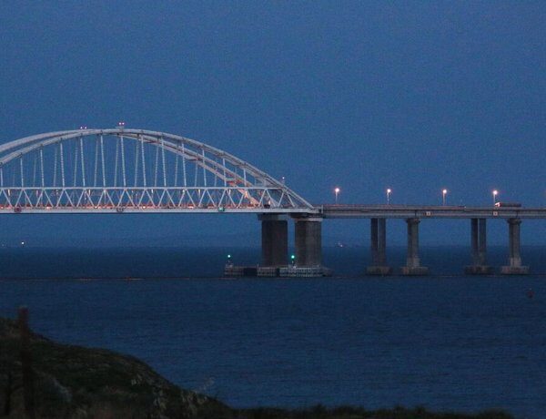 Вибухи у Керчі: дрони атакували Крим, міст перекрито