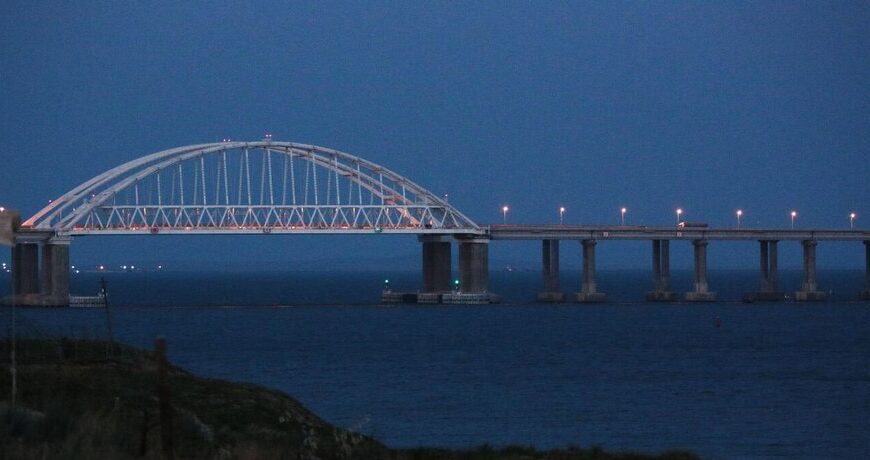 Вибухи у Керчі: дрони атакували Крим, міст перекрито