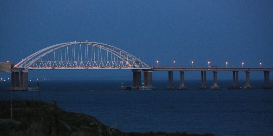Вибухи у Керчі: дрони атакували Крим, міст перекрито 4
