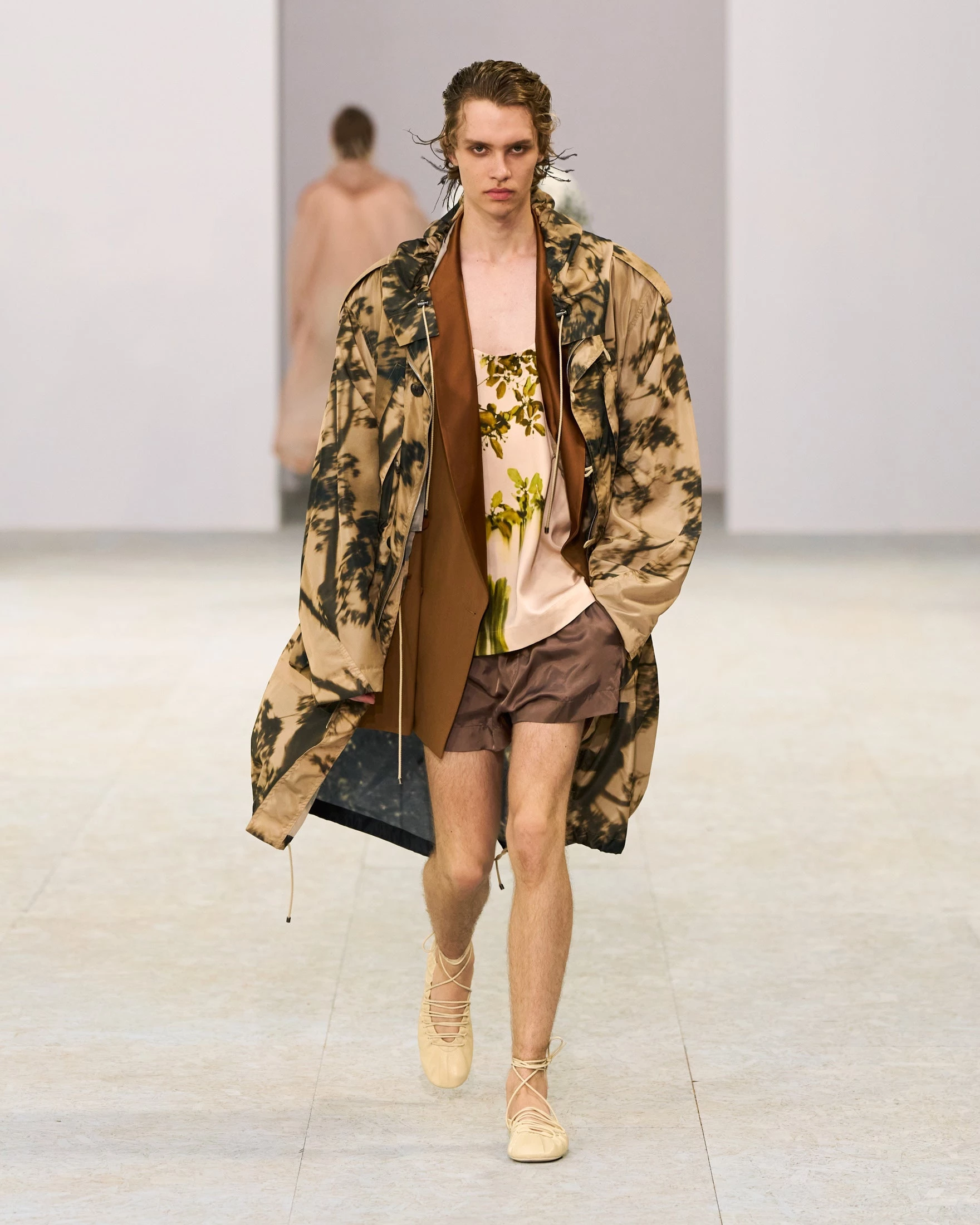 Dries Van Noten вражає: шовк, прозорість та балетки у чоловічій колекції літа 202712