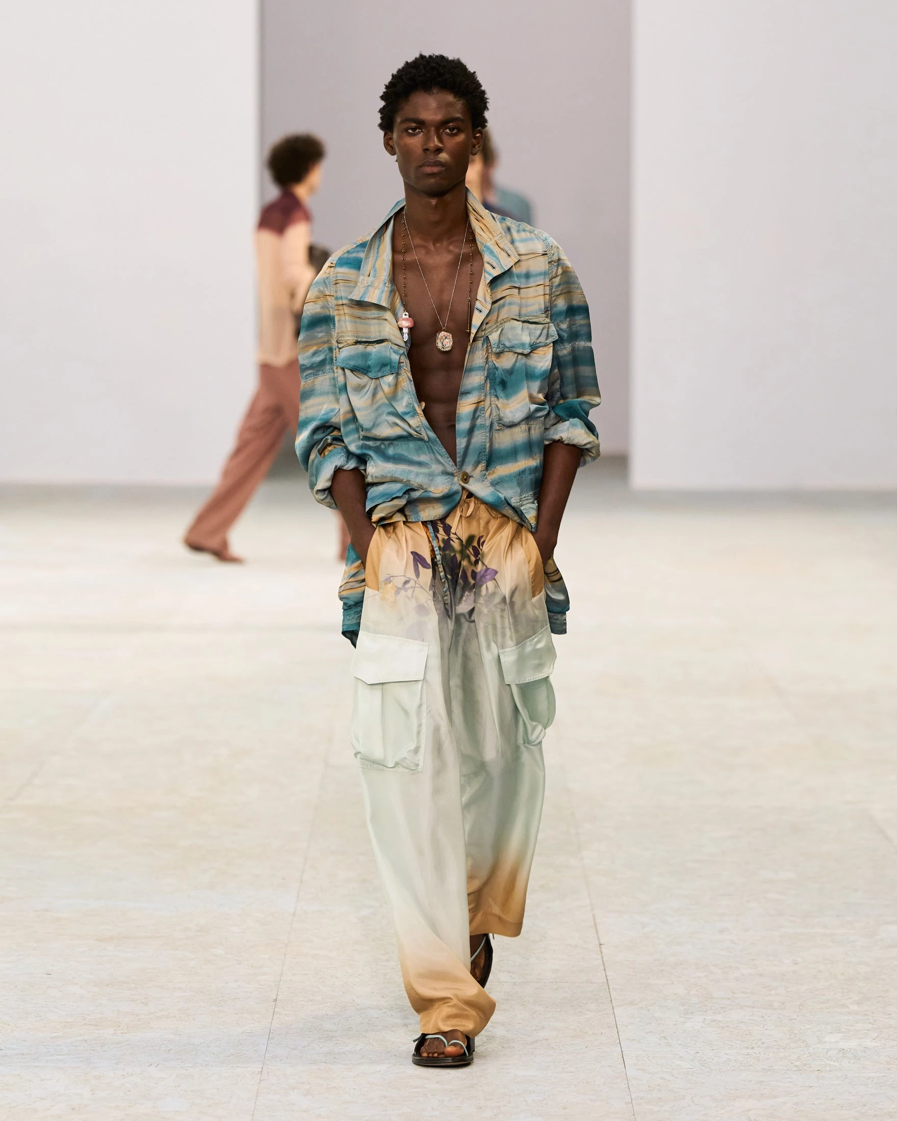 Dries Van Noten вражає: шовк, прозорість та балетки у чоловічій колекції літа 20274
